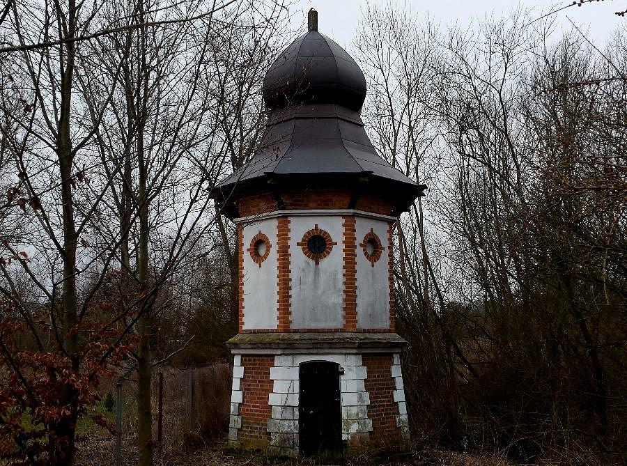 Zabytkowy murowany gołębnik z 1854 r. w formie wieży w Małkocinie