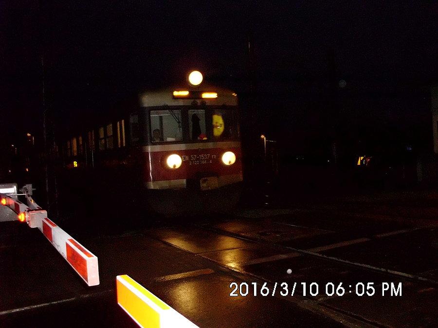 ...jadący linią nr 131 pociąg KS 44097 relacji Katowice-Lubliniec prowadzony jednostką EN57-1537