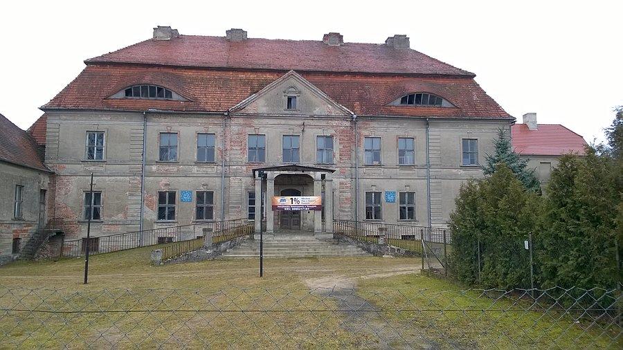 Pałac w Siemczynie frontem 53°33'23.1"N 16°07'56.5"E