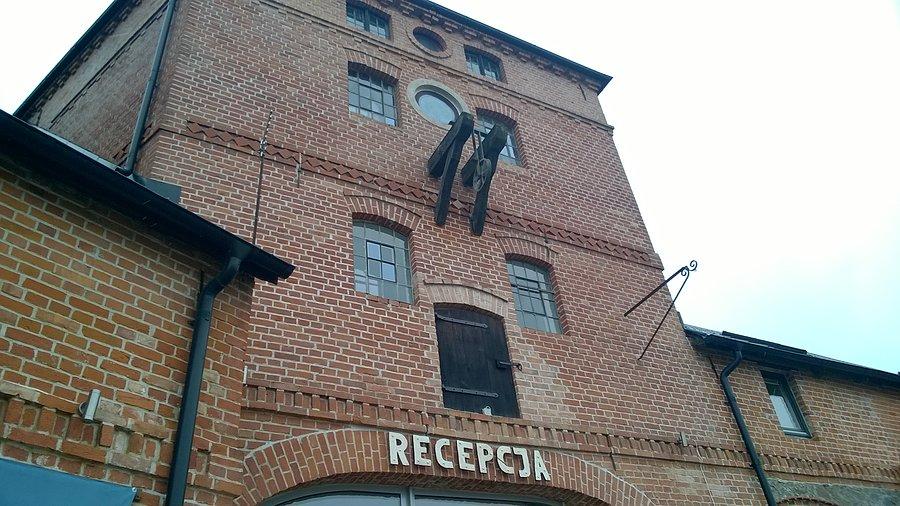 Nad drzwiami Hotelu w Siemczynie