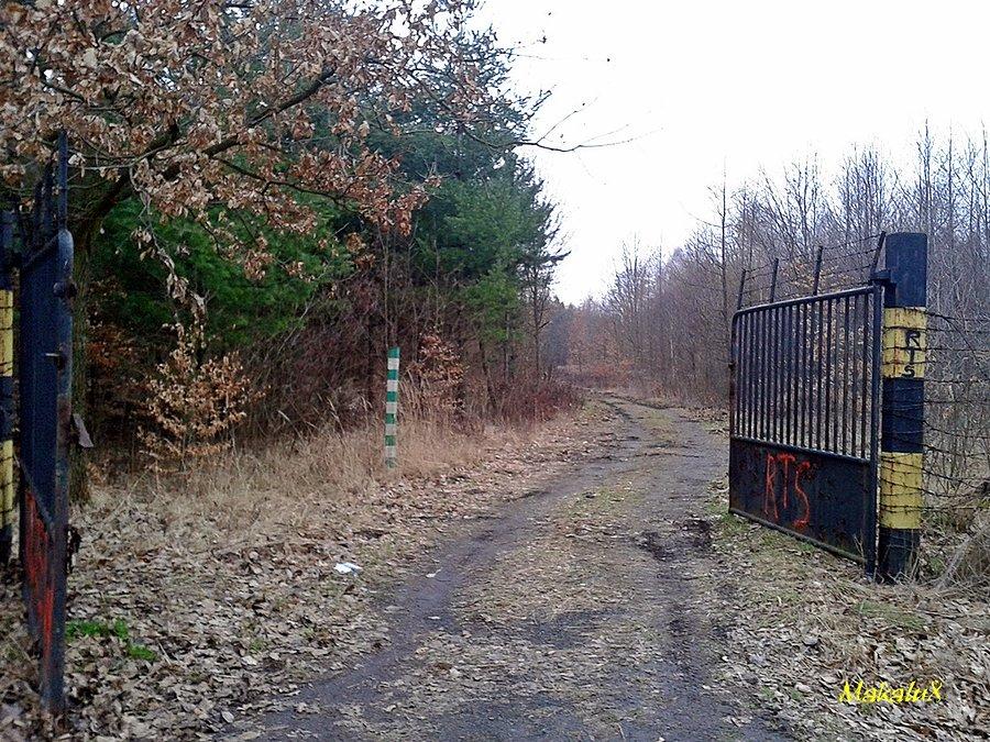 Brama na poligon w Łabędach. Można zwiedzać?
