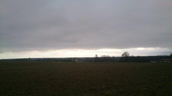 Ciężkie chmury nad polami