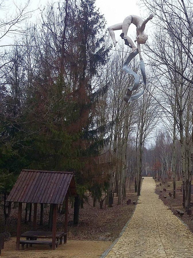 Park z wiszącą rzeźbą Lecha Kedziory w okolicy olsztyńskiego Spichlerza