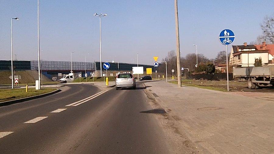 Ciekawe ile zajmie mi przejazd wzdłuż całej rowerówki obok ronda przy Królewskiej Tamy i Błogosławionego Czesława
