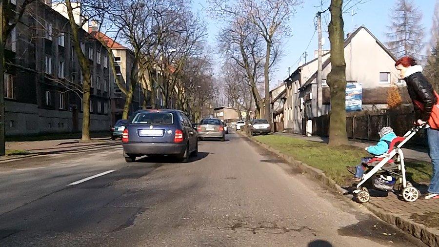 Pani strasznie się spieszyła, jeszcze jej nie minąłem a już zaczęła wpychać wózek na drogę