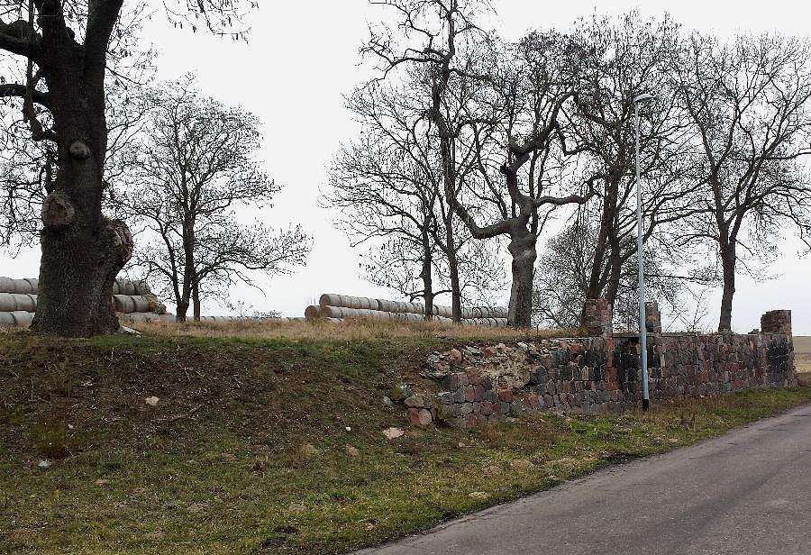 Po zniszczonym kościele pozostał szczątkowy mur okalający plac przykościelny w Kurcewie