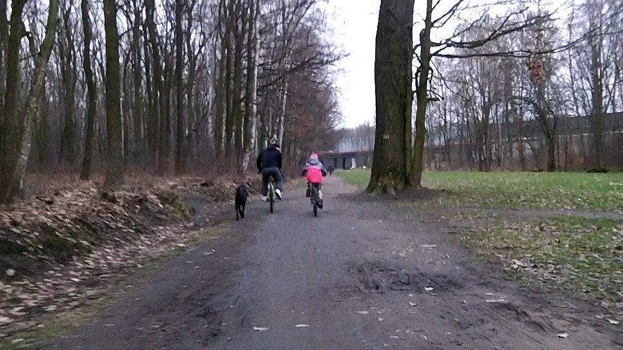 Rowerzysta nr 5 i mała rowerzystka na szósteczkę