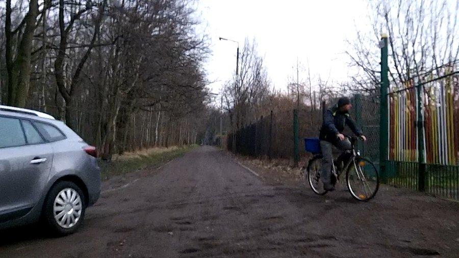 Ósmy rowerzysta przy wjeździe do ogródków działkowych