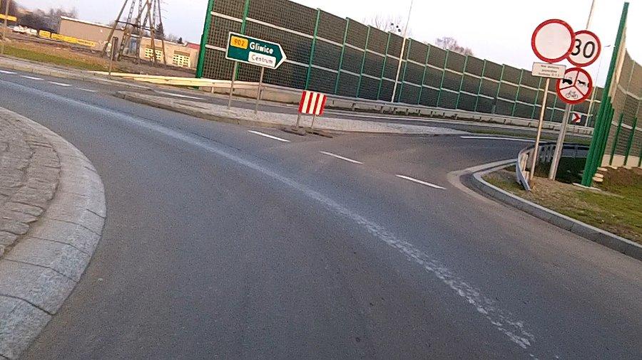 Znaki na wjeździe na średnicówkę już w komplecie, nawet o jeden za dużo... - zakaz ruchu
