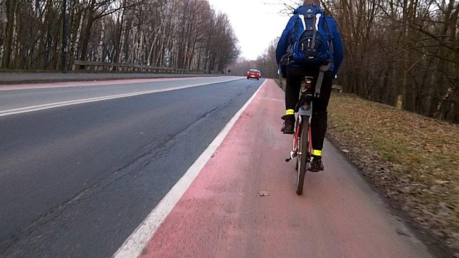 Trzeci rowerzysta na wiadukcie w Zabrzu