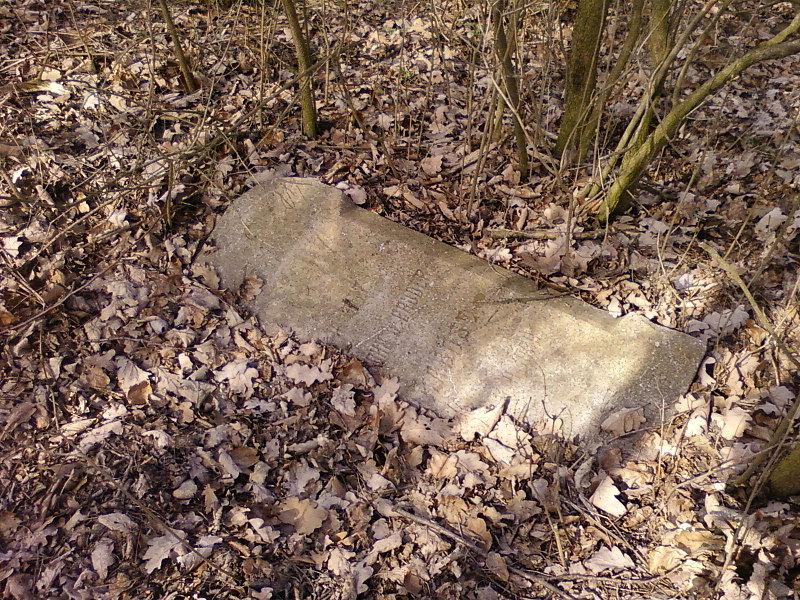 Przewrócona tablica nagrobna