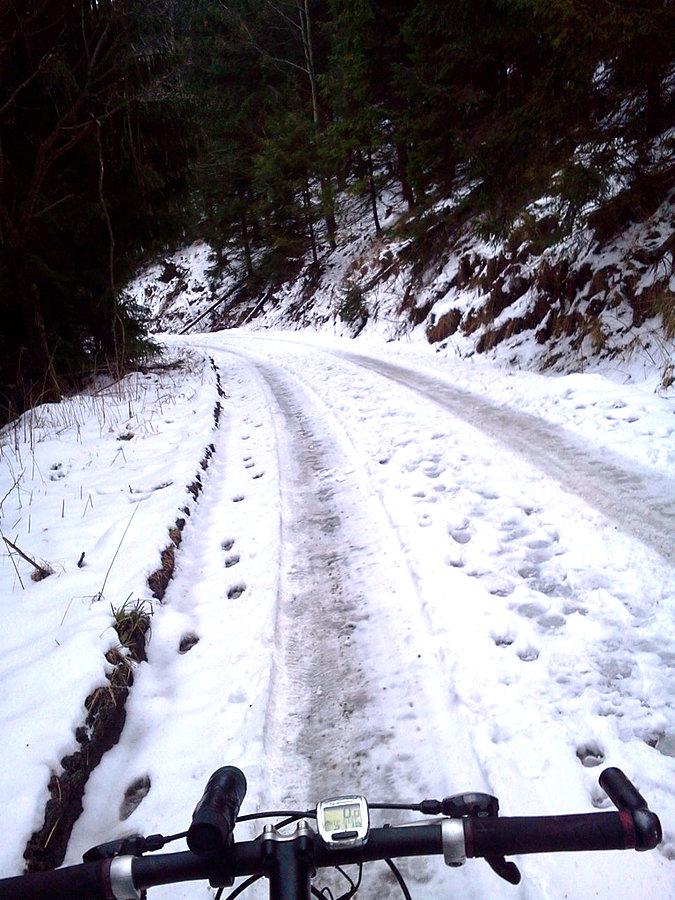 Zmrożony śnieg na pojeździe