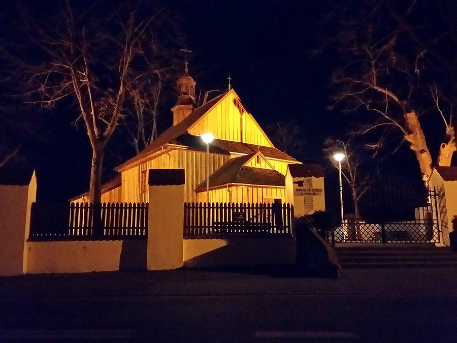 Zabytkowy, drewniany kościół w Zrębicach