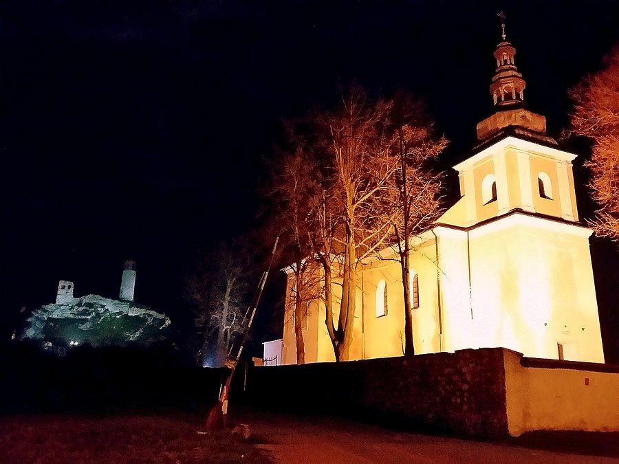 Kościół w Olsztynie z zamkiem w tle I