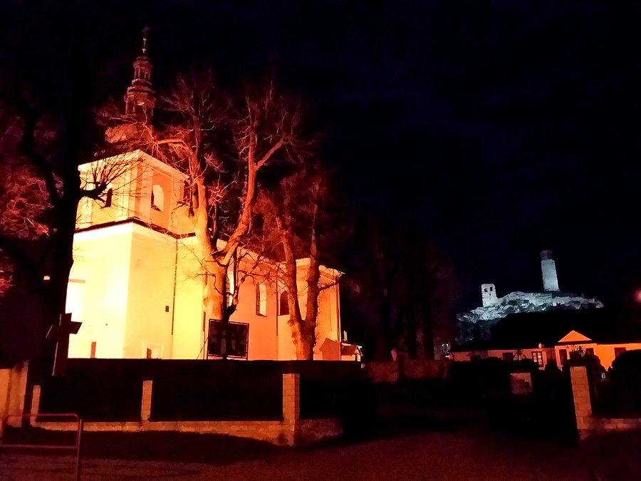 Kościół w Olsztynie z zamkiem w tle II