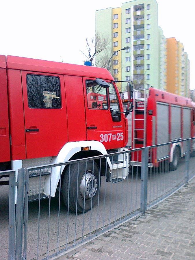 Wozy strażackie porzy budynku gimnazjum