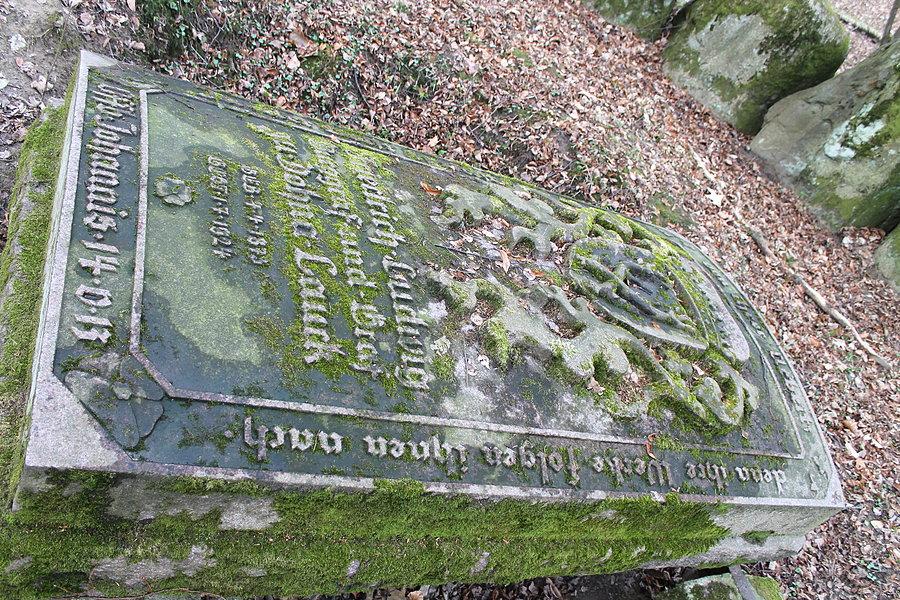Płyta zacna działalność hien cmentarnych widoczna