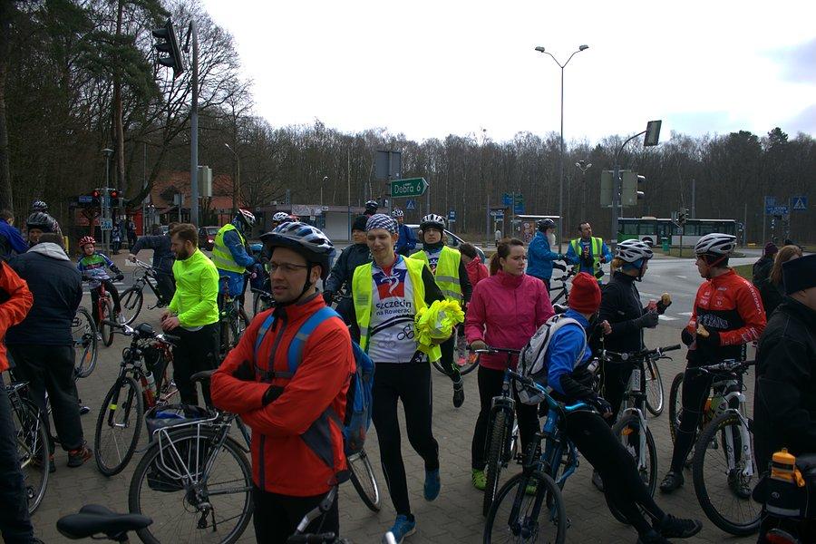 Tłum rowerzystów czeka już na Głębokim
