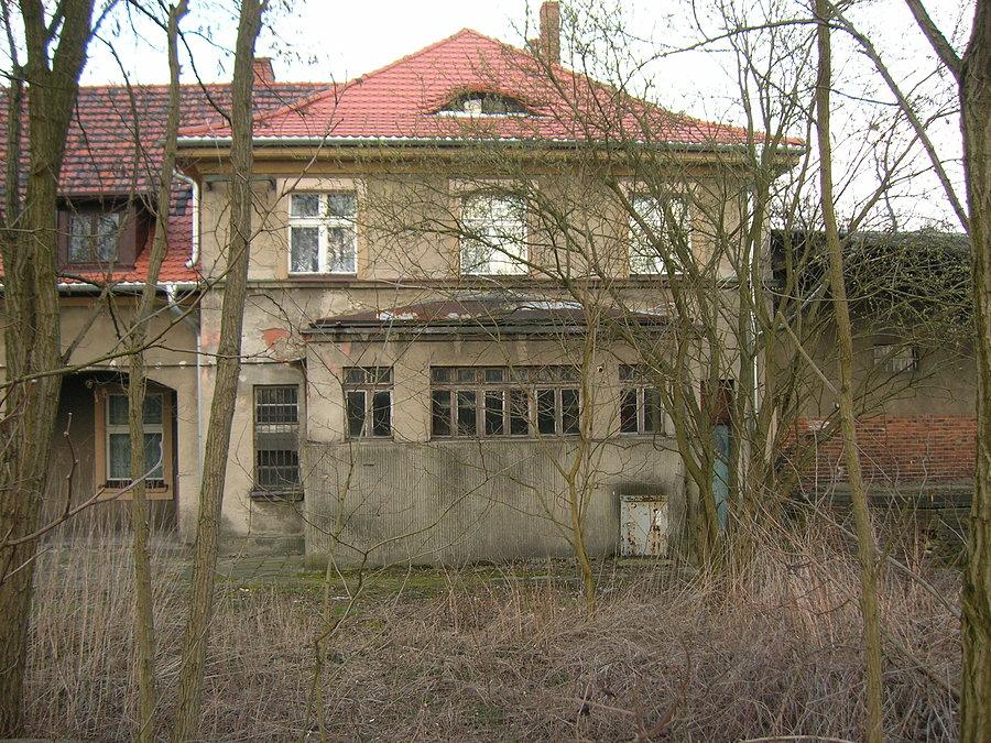 Nieczynna stacja kolejowa w WIeszowej