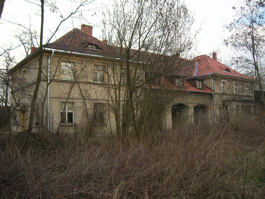 Nieczynna stacja kolejowa w WIeszowej