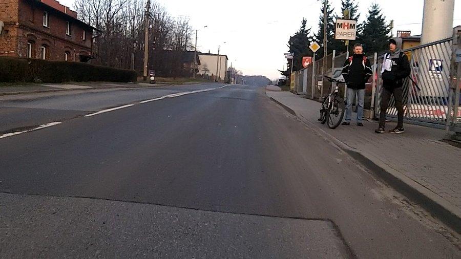 Chyba za wcześnie dotarli pod zakład