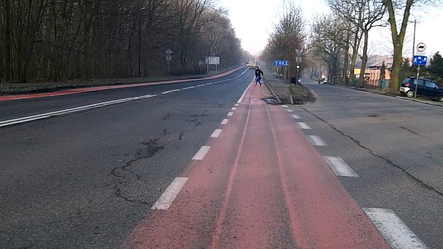 Przebiegający ktoś przez drogę
