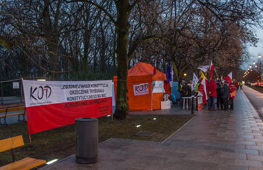 KOD... przez kancelarią Premierki