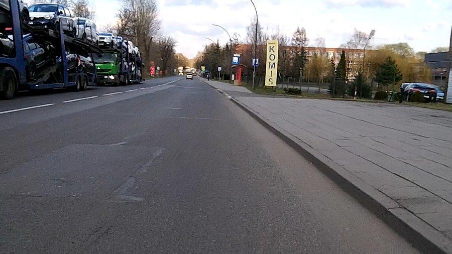 Samochody z samochodami dalej stoją