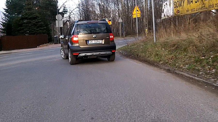 Gość strarsznie niezdecydowany co chce zrobić, czy jechać prosto, czy może w lewo