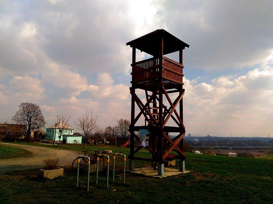 Třebovický. Wieża widokowa, ustawiona w dziwnym miejscu, nic ciekawego z niej nie widać, lepsze widoki są obok wieży