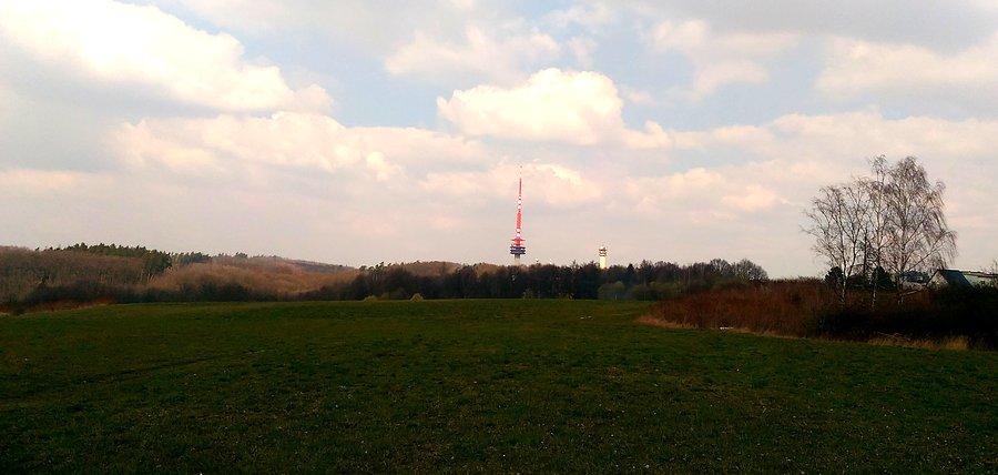 W oddali wieża nadajnika TV Hošťálkovice