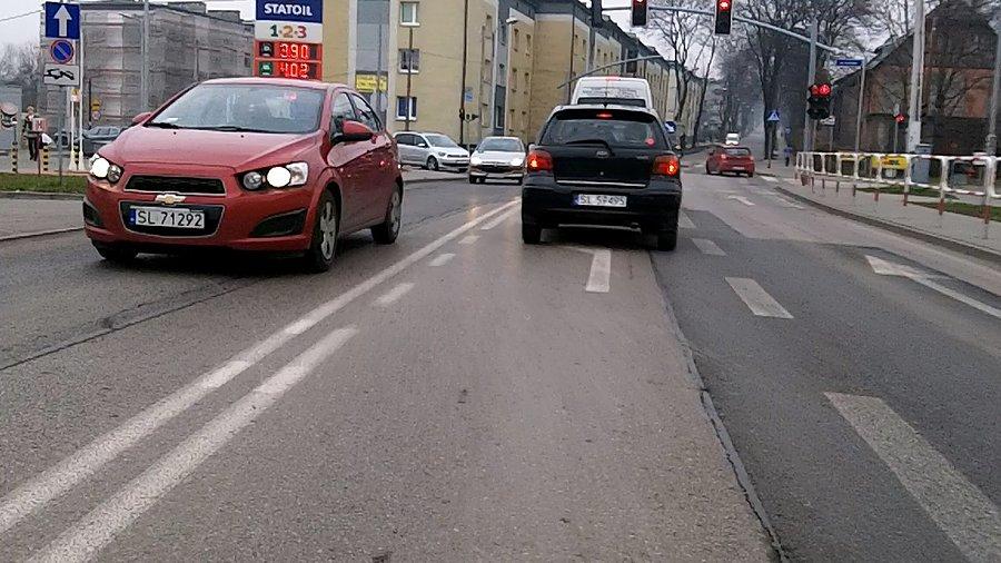 Coś sporo samochodów na tym skrzyżowaniu