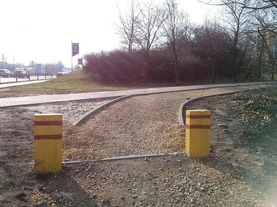 Doprowadzenie drogi dla rowerów do drogi przy garażach :)