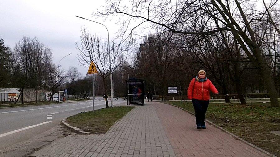 Spieprzony fragment rowerówki na Medyków... tutaj pieszy ma problem by domyślić się, że idzie po DDRce.. czerwona kostka sama w sobie nic nie oznacza... chyba spokojnie można było poprowadzić to asfaltem obok