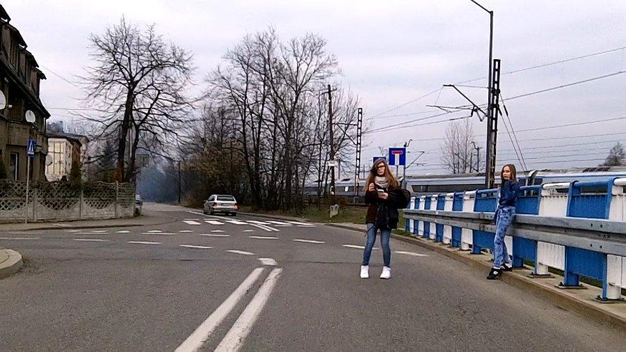Dwie niunie, zapatrzone w telefony, jedna wlazła mi pod koła