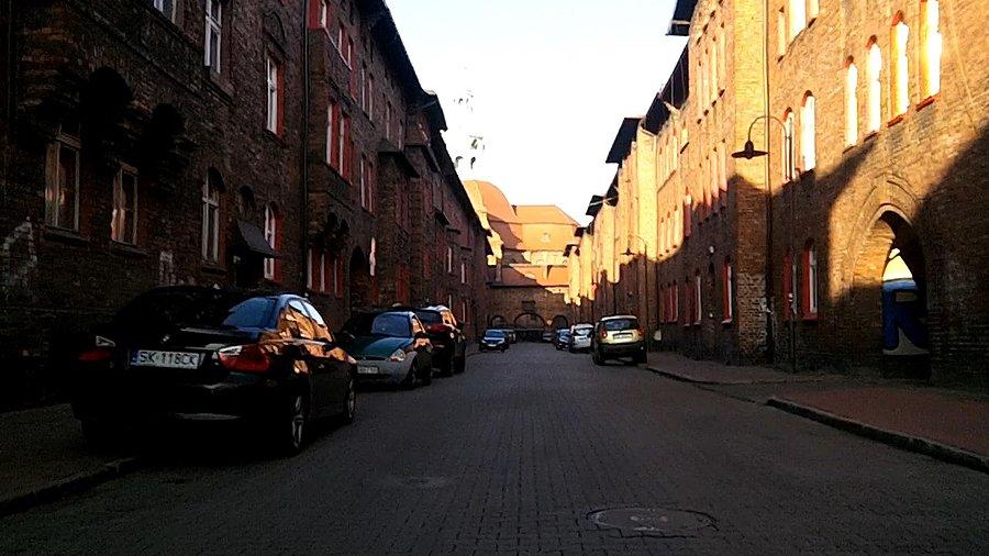 Chociaż nie do końca jestem przekonamy, że samochody powinny stać na "głównych" drogach... tym bardziej, że są wąskie