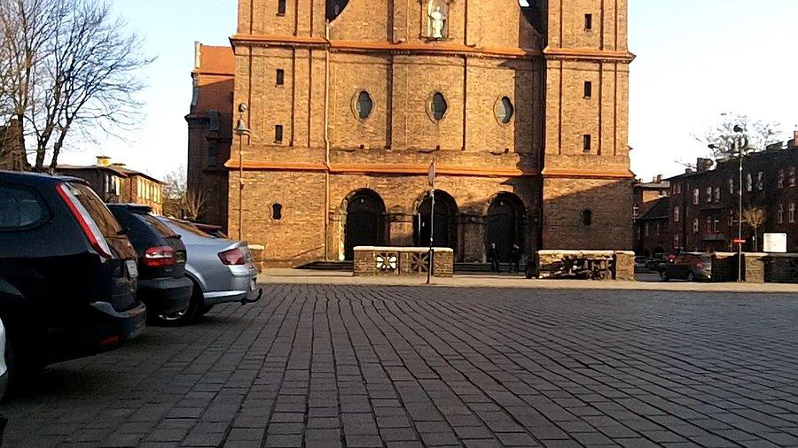Przed wejściem do kościoła - Parafia św. Anny
