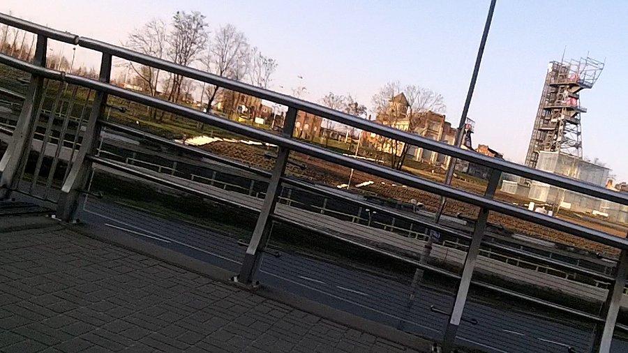 W tle szyb po Kopalni Katowice