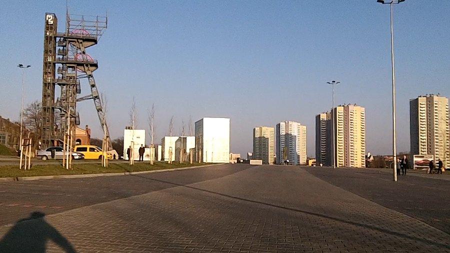 Całe szczęście, że kryzys spowodował iż w tym miejscu nie powstało koleje centrum handlowe... w zamian... mamy coś naprawdę ciekawego