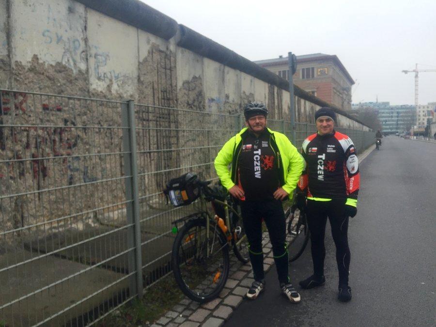 A mur stoi fragmentami