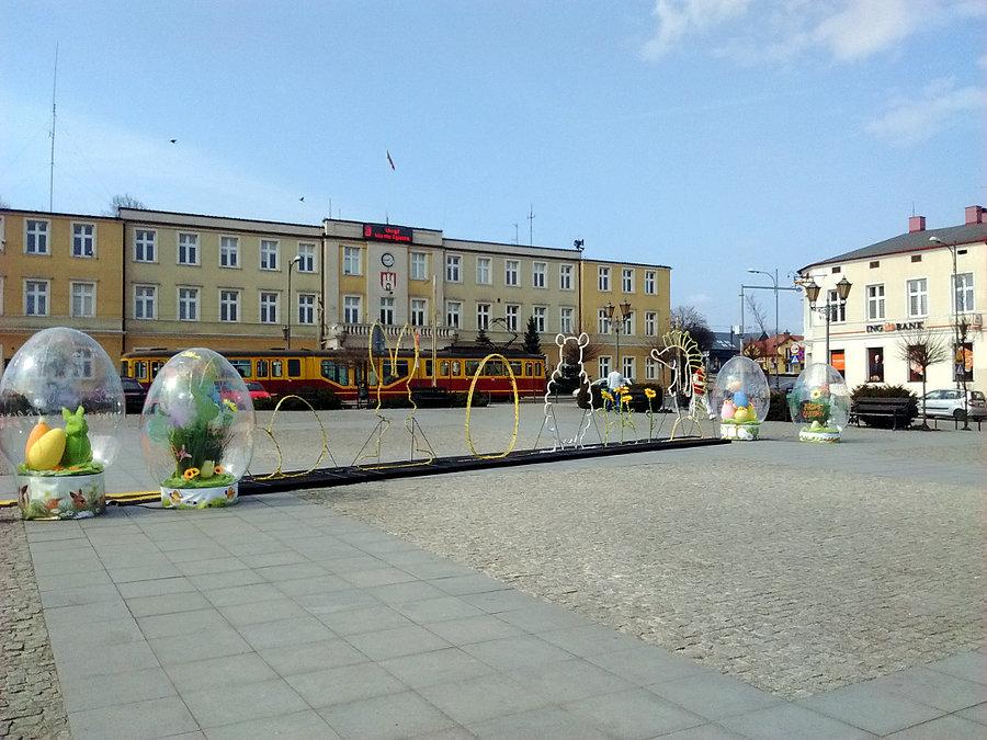 Wielkanocny wystrój przed UM Zgierza