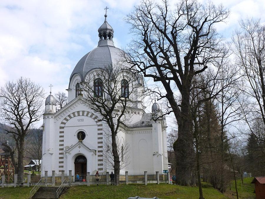 Dąb Poganin obok cerkwi w Węglówce
