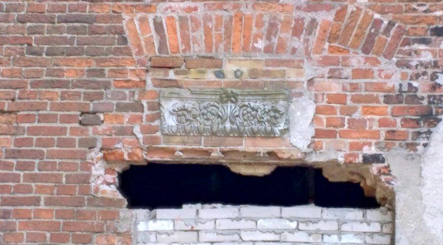 Pałac w Lesięcinie portal nad oknem