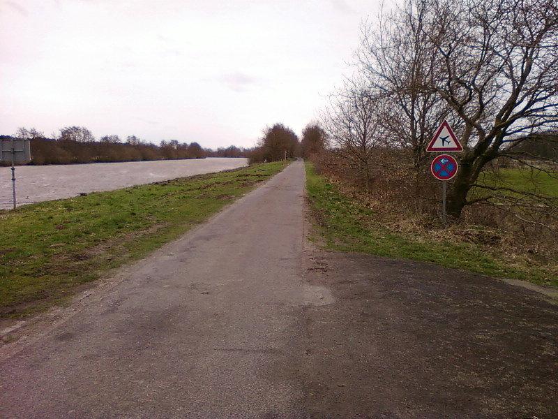 Koło trawiastego lotniska