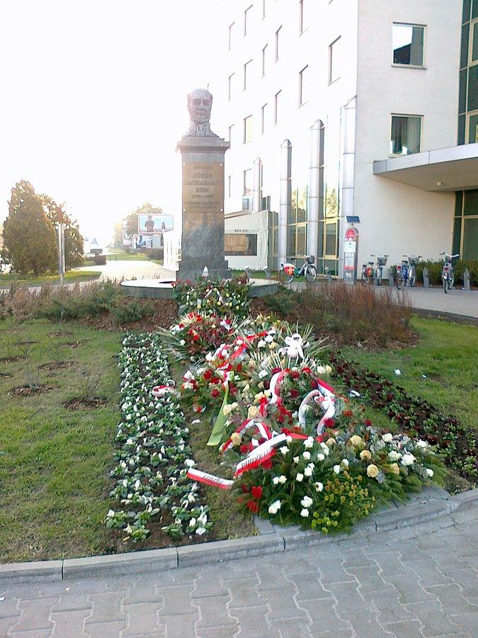 Wieńce pod pomnikiem Bema