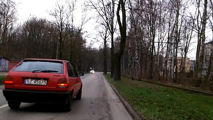Następny miły kierowca... na siłę próbował zmieścić się na pasie wraz ze mną