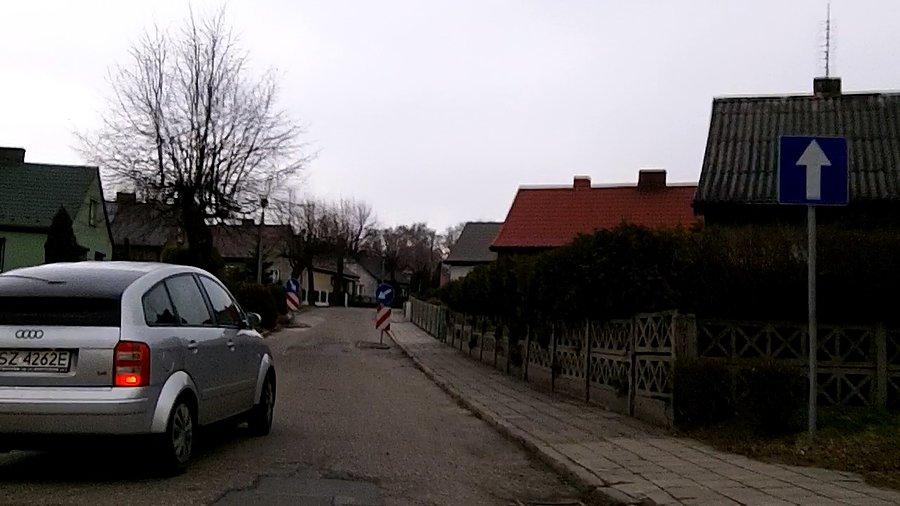 Miła pani za kierownicą, wymusiła pierwszeństwo pomimo znaku "Ustąp pierwszeństwa" który miała... wjechała mi z lewej strony... szkoda gadać