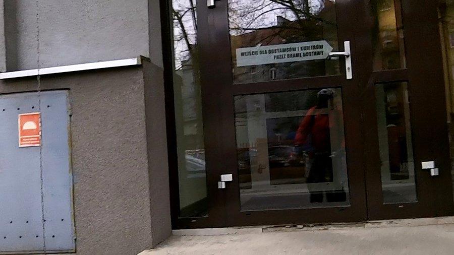 Przed wejściem do firmy