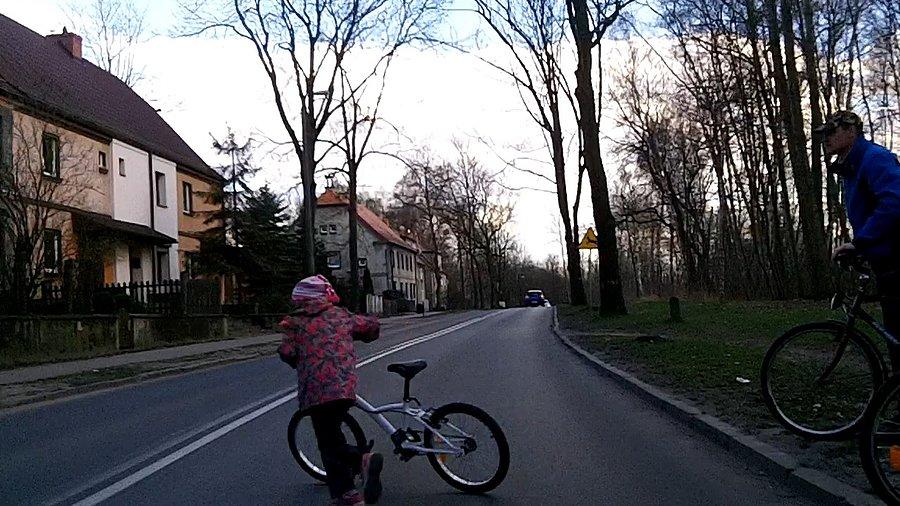 Pisk opon, przekleństwa... dawno nie widziałem takich idiotów... masakra