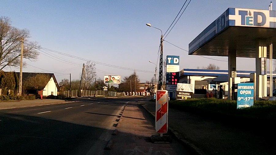Wymienili dekiel studzienki... i.. postawili znak